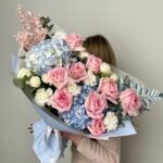 Букет с розами и гортензией